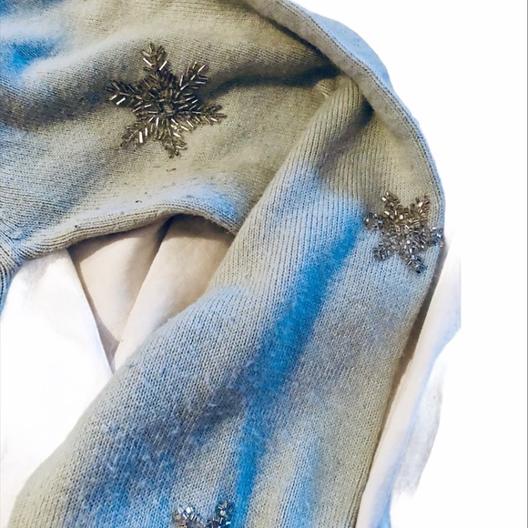 Jane Doe Sweater with pom poms - Picture 4 of 6